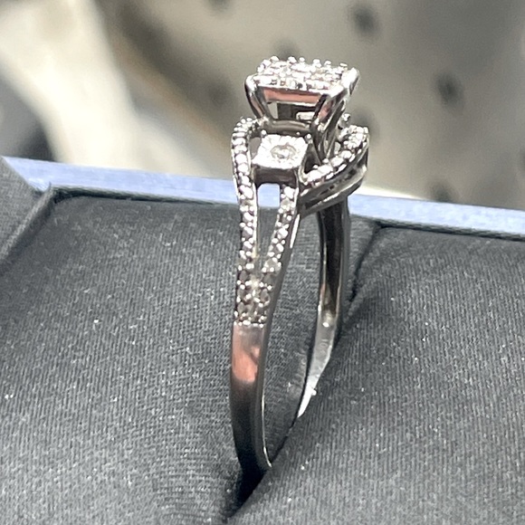 Diamond Engagement Ring - Picture 2 of 11